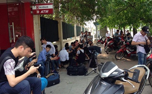 Các phóng viên chờ bên ngoài trụ sở Bộ Tài Nguyên và Môi trường để đưa tin