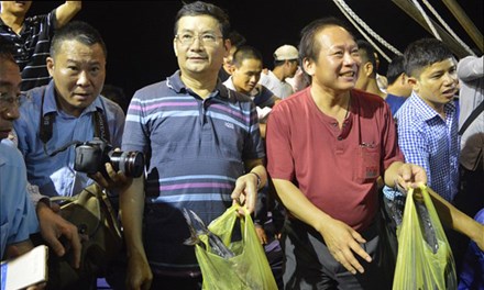 Bộ trưởng Trương Minh Tuấn và Phó chủ tịch tỉnh Quảng Bình Trần Tiến Dũng chọn mua cá ngừ.