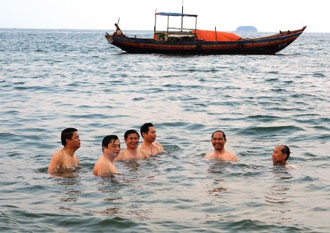 Lãnh đạo các sở ăn cá, tắm biển Hà Tĩnh, Nghệ An
