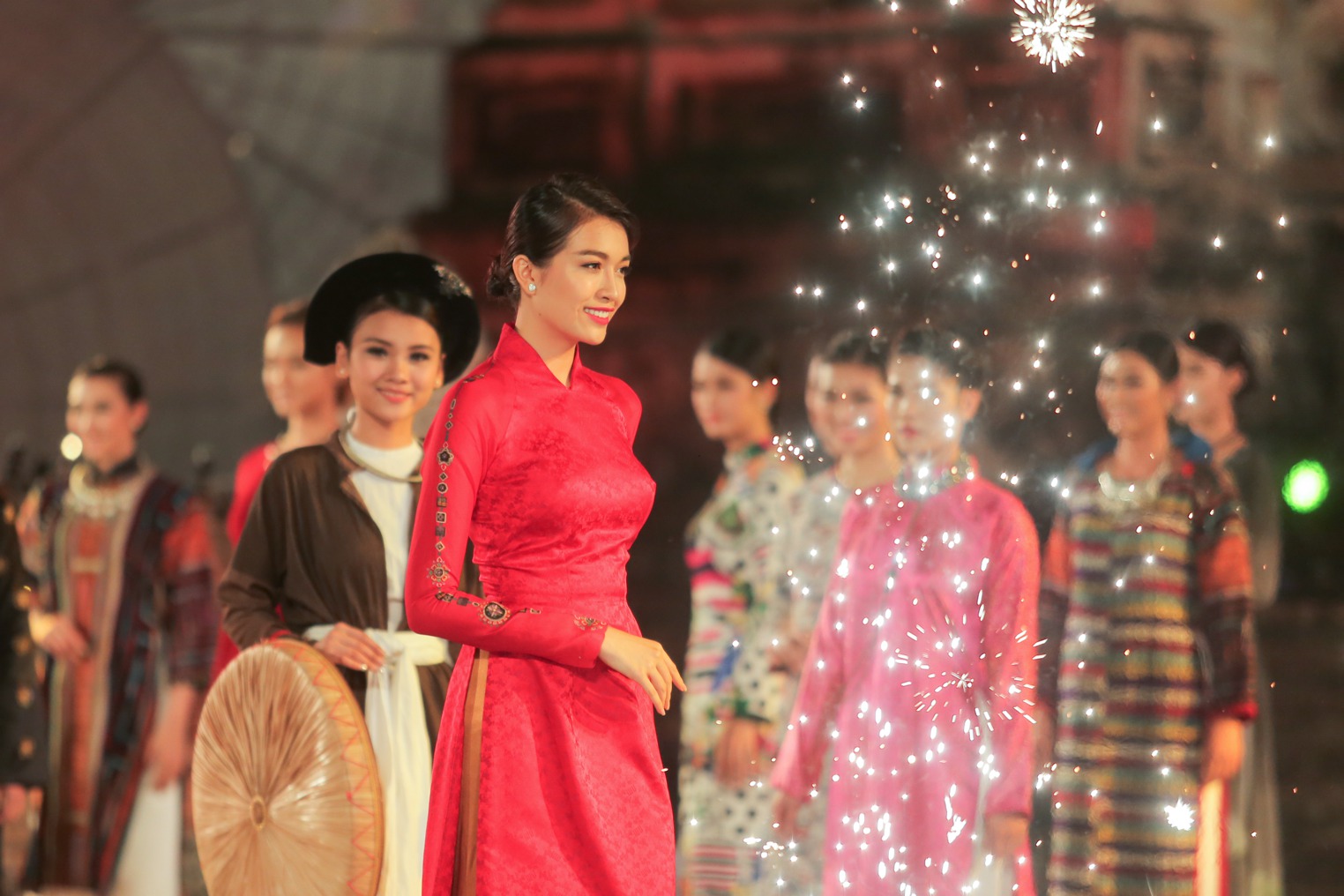 Á hậu Lệ Hằng quyến rũ trong tà áo dài tại Festival Huế