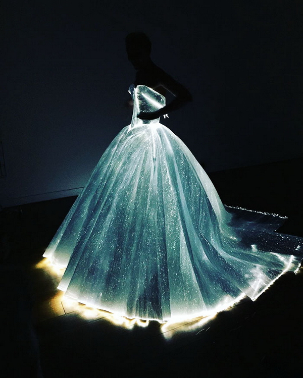 Khi vào vùng ánh sáng tối, chiếc váy tự phát sáng khiến 