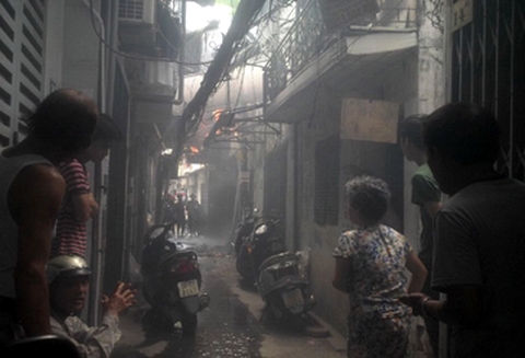 Hỏa hoạn sau nổ lớn ở phố Thái Hà