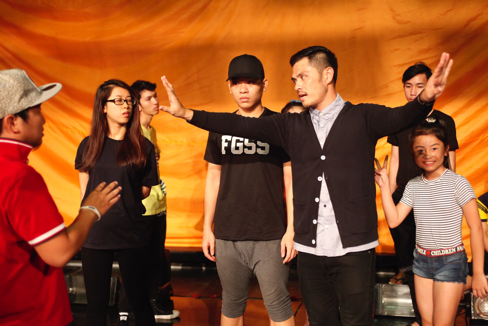 Chuyên gia biên đạo Alex Tu Nguyen đang hướng dẫn các thí sinh