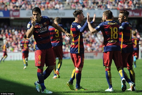 Suarez và đồng đội tay bắt mặt mừng sau khi dẫn trước 3-0