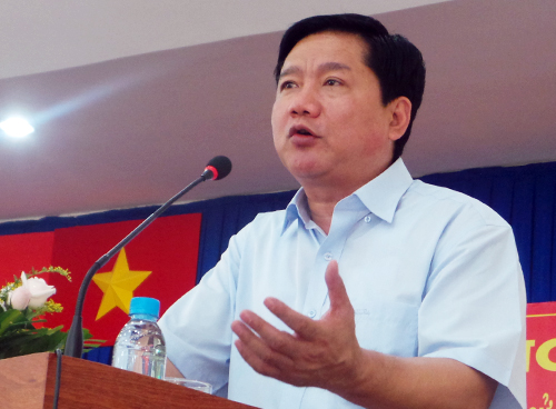 Bí thư Thành ủy Đinh La Thăng trả lời các kiến nghị của cử tri huyện Hóc Môn.
