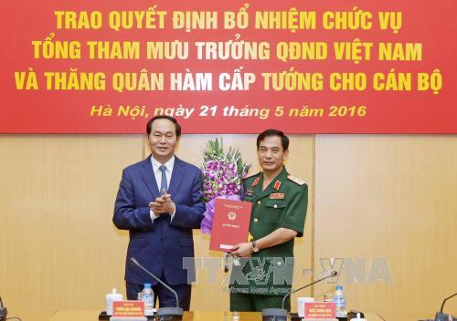 Chủ tịch nước Trần Đại Quang trao quyết định bổ nhiệm cho Trung tướng Phan Văn Giang