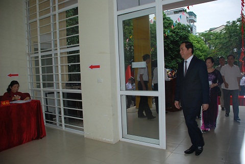 Chủ tịch nước Trần Đại Quang và Phu nhân là những người đầu tiên bước vào phòng bỏ phiếu.