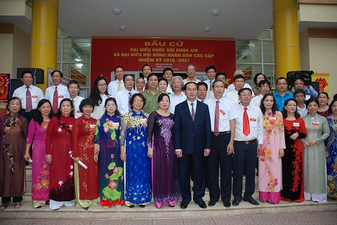 Chủ tịch nước Trần Đại Quang và phu nhân chụp ảnh cùng các cử tri tại đơn vị bỏ phiếu số 8.