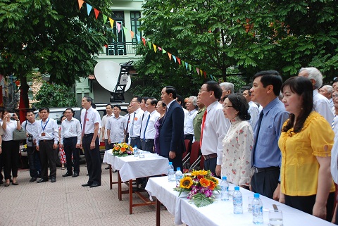 Chủ tịch nước Trần Đại Quang và phu nhân cùng các cử tri tại đơn vị bầu cử số 8 làm lễ Chào cờ.
