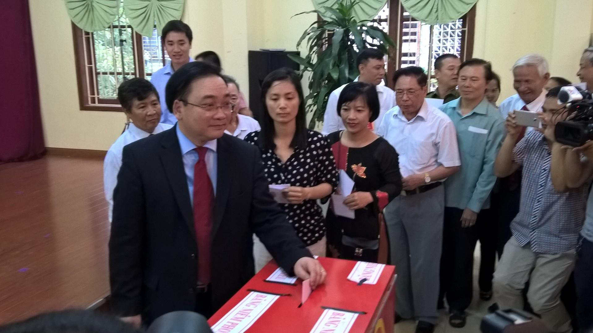 Bí thư Thành ủy Hà Nội Hoàng Trung Hải bỏ phiếu