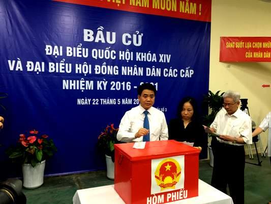 Ông Nguyễn Đức Chung - Chủ tịch UBND TP Hà Nội thực hiện quyền công dân khi bỏ phiếu bầu cử Đại biểu Quốc hội khóa XIV và bầu cử Đại biểu HĐND các cấp nhiệm kỳ 2016 - 2021