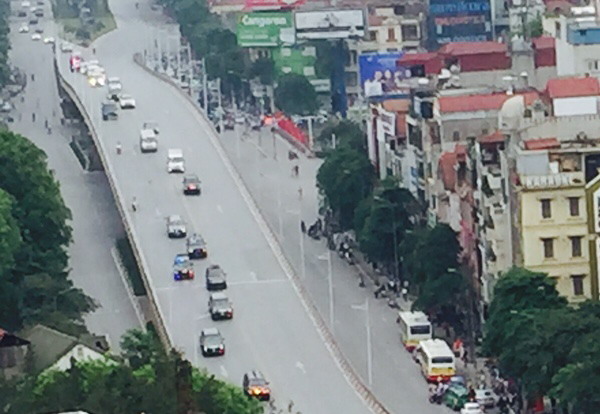 Đoàn xe của Tổng thống Mỹ Obama qua cầu vượt Nguyễn Chí Thanh