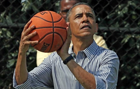 Ngỡ ngàng với khả năng chơi bóng rổ của ông Obama