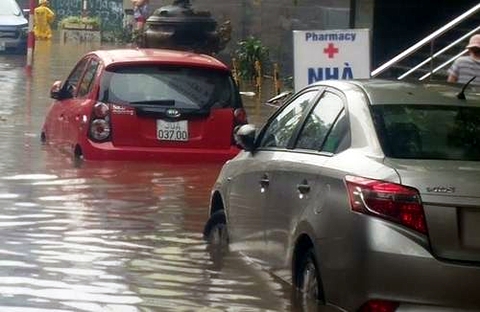 Hà Nội ngập sâu, giao thông hỗn loạn sau mưa lớn