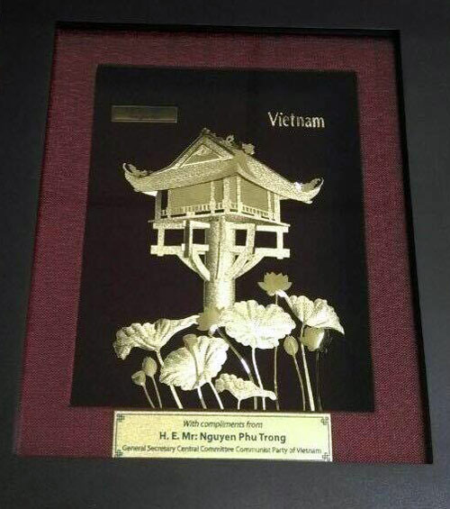 Bức tranh chùa Một Cột và hoa sen được Tổng bí thư Nguyễn Phú Trọng tặng ông Obama.
