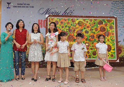 Bức tranh Hoa hướng dương - tác phẩm từ sự chung tay của 370 học sinh Trường tiểu học Công nghệ Giáo dục Hà Nội thực hiện.