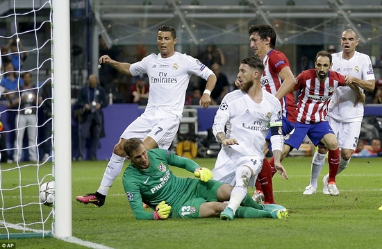 Mọi chuyện diễn ra không tốt với Atl.Madrid khi họ sớm để Real Madrid dẫn trước 1-0 với pha lập công của Ramos.