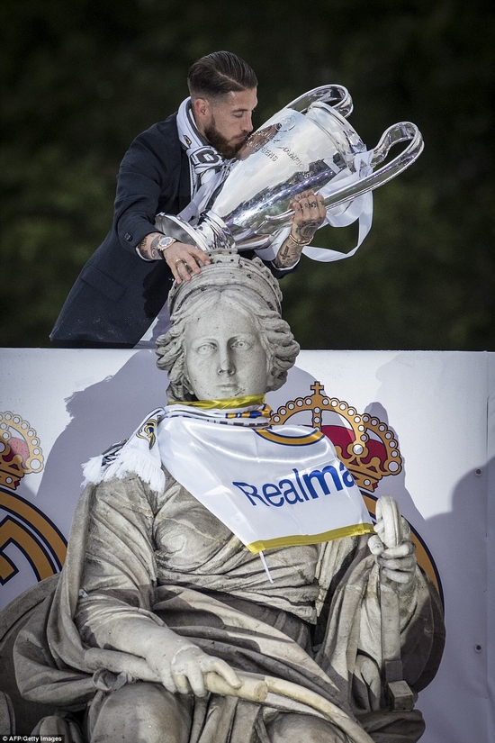 Ramos quàng lên cổ tượng nữ thần chiếc khăn in logo của đội