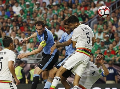 Uruguay bất ngờ thảm bại 1-3 trước Mexico