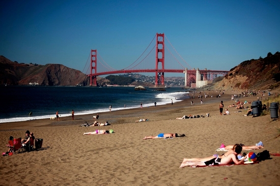 Baker, San Francisco, Mỹ: Bãi biển hướng ra khung cảnh ngoạn mục của cây cầu Golden Gate. Phần phía bắc bãi biển, gần cây cầu là nơi du khách có thể tự do mặc hoặc cởi đồ. Tuy nhiên, du khách bắt buộc phải mặc đồ nếu muốn sử dụng nhà vệ sinh, bàn picnic hoặc các thiết bị công cộng khác. Trước khi đến đây, du khách nên xem trước dự báo thời tiết phòng khi sóng lớn.