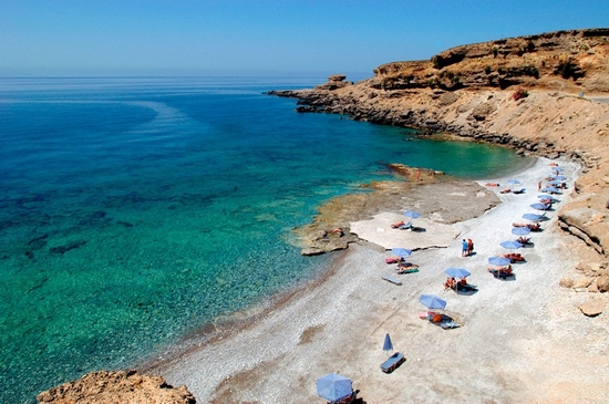 Filaki, Crete, Hy Lạp: Filaki và bãi Ammoudi liền kề là những bãi biển nude chính thức của đảo Crete. Bãi biển rải rác đá cuội mà không có cát. Chỉ cần xỏ một đôi giày đi bộ, bạn có thể khám phá vùng Plakakia hay phía đông Filaki, nơi có nhiều hang động cùng những con vịnh nhỏ nằm giữa những vách đá. 