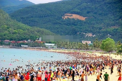 Bãi biển kín người tắm lấy hên dịp Tết Đoan Ngọ