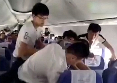 Hành khách bị trói gô vì làm loạn trên máy bay!