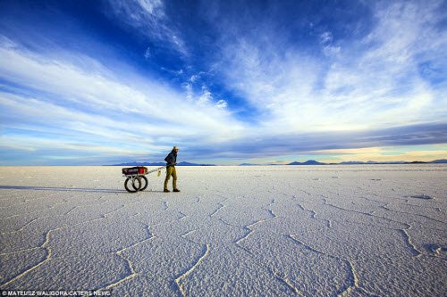 Nhiếp ảnh gia Mateusz Waligóra đến từ Wrocław, Ba Lan đã một mình trải nghiệm và ghi lại khung cảnh ngoạn mục của cánh đồng muối lớn nhất thế giới Salar de Uyuni ở Bolivia.