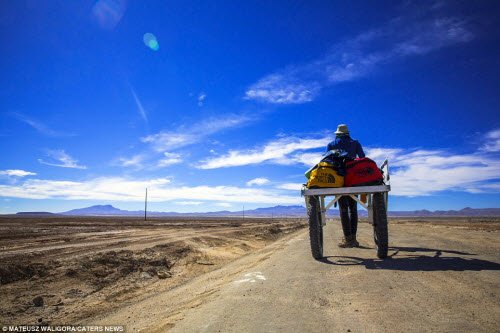 Chỉ với hành lý nhỏ gọn và chiếc máy ảnh DSLR, Mateusz đã một mình kéo xe khám phá cánh đồng muối Salar de Uyuni trong suốt 1 tuần.