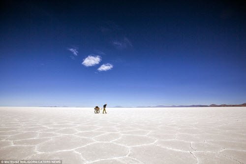 &quot;Soái ca&quot; một mình khám phá sa mạc muối lớn nhất thế giới