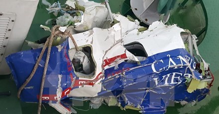 Mảnh vỡ máy bay CASA 212 gặp nạn. Nguồn: TTXVN.