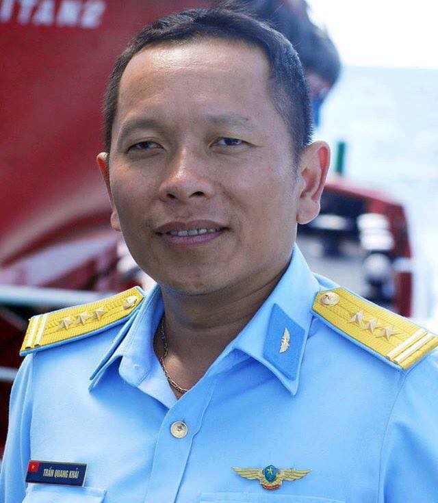 Thượng tá Trần Quang Khải sinh năm 1971, ở thôn Tân Văn 2, xã Tân Dĩnh, huyện Lạng Giang, tỉnh Bắc Giang