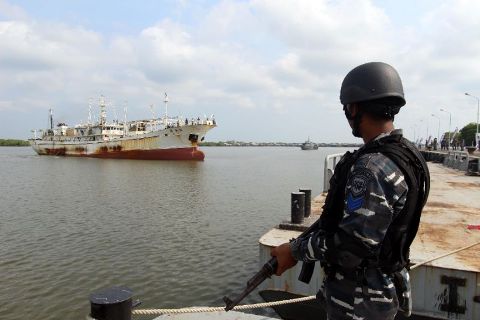 Hải quân Indonesia thẳng thừng bắn tàu Trung Quốc ở Biển Đông