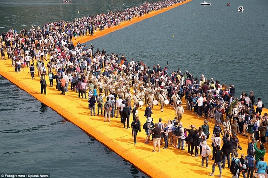 Rất đông du khách muốn được bước đi trên mặt hồ