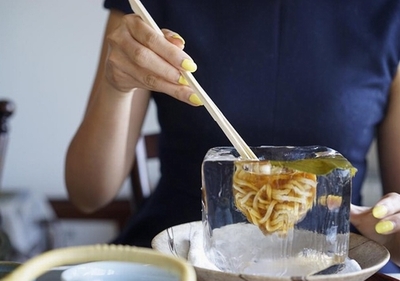 Món mỳ nóng đựng trong đá lạnh của Nhật Bản