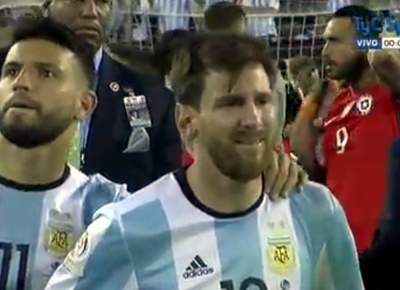 Messi bật khóc, chia tay đội tuyển Argentina