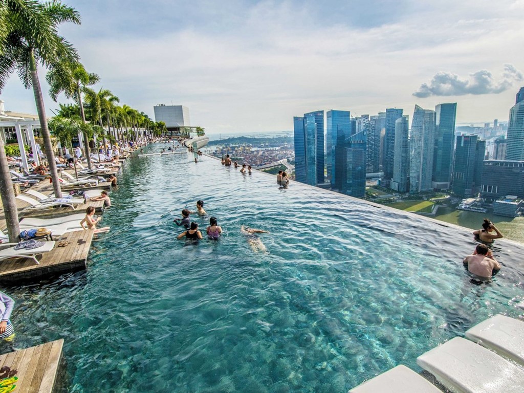 Marina Bay Sands, Singapore: Nằm ở tầng 57 của khách sạn sang trọng Marina Bay Sands, bể bơi vô cực này cho du khách ngắm nhìn thành phố từ độ cao ấn tượng.
