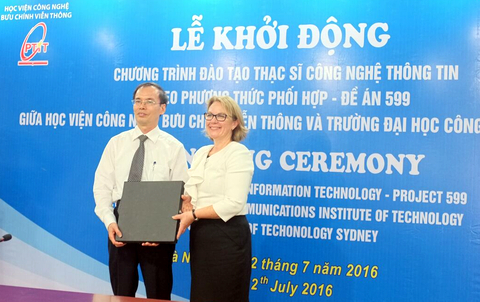 TS. Vũ Văn San, Giám đốc Học viện Công nghệ Bưu chính Viễn thông và bà Liz Treacy, Giám đốc Chương trình Quốc tế của ĐH Công nghệ Sydney tại lễ khởi động chương trình đào tạo Thạc sĩ CNTT theo phương thức phối hợp (Đề án 599).
