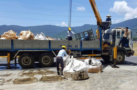 145,5 tấn chất thải nguy hại được Cty Phú Hà chở ra Phú Thọ để xử lý.