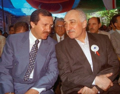 Ông Erdogan (bên trái) và ông Gulen khi còn là đồng minh thân thiết bên nhau