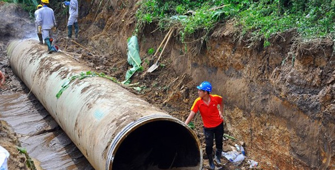 Tuyến ống nước sạch Sông Đà - Hà Nội liên tục bị vỡ ảnh hưởng đến hàng nghìn hộ dân thủ đô.