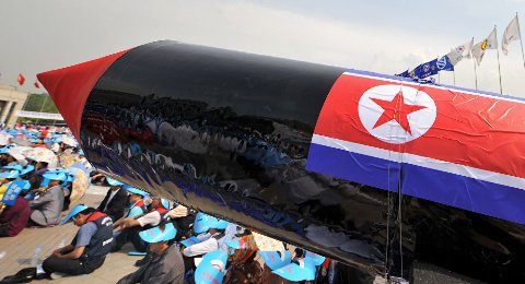 Triều Tiên lại ngông nghênh bắn tên lửa liên tiếp
