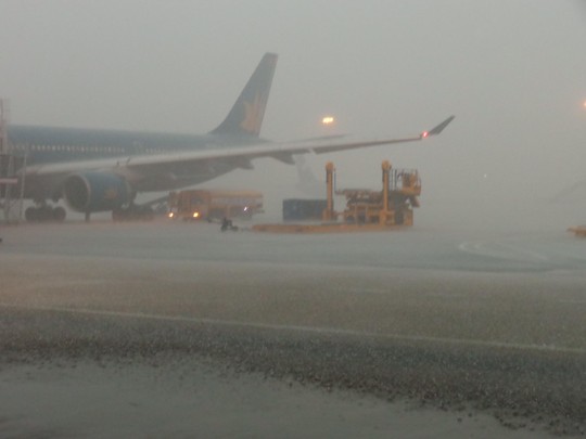Sét, mưa lớn khiến hàng loạt chuyến bay bị hủy, hoãn