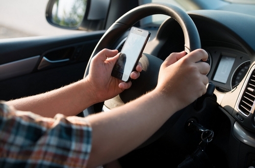 Dùng tay sử dụng điện thoại khi lái ô tô bị phạt tới 800.000 đồng