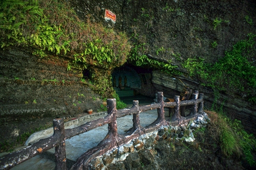 Phải vượt qua hơn 100 bậc thang để đến các điện thờ của chùa, nằm trong hang ở lưng chừng núi.