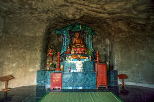 Chùa Đỉnh Liêm là nơi thờ Đức Phật và Đức Quán Thế Âm. Tương truyền Quán Thế Âm từng ngự ở chùa để giữ bình yên cho dân đảo.