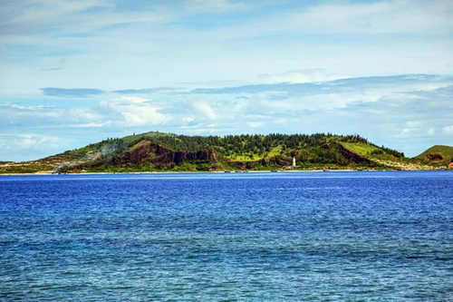 Toàn cảnh núi lửa Giếng Tiền nhìn tử đảo Bé, cách đảo Lý Sơn 6km.