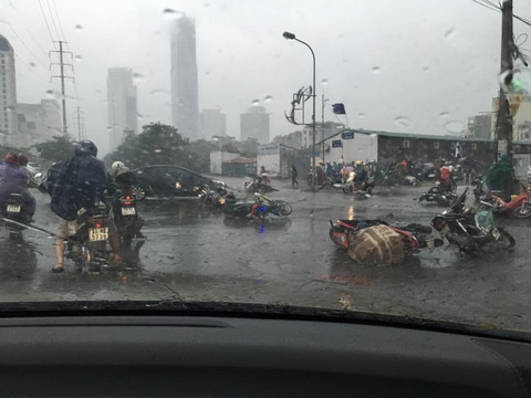 Hà Nội: Cây đổ, ô tô bị đè bẹp, xe máy bay vèo vèo vì bão
