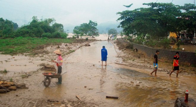Toàn bộ huyện Bát Xát bị mất điện, mất liên lạc do không có sóng điện thoại. Trong ảnh, cả hai lối vào xã Phìn Ngang (huyện Bát Xát) đều bị cô lập. Ảnh: Báo Lào Cai.