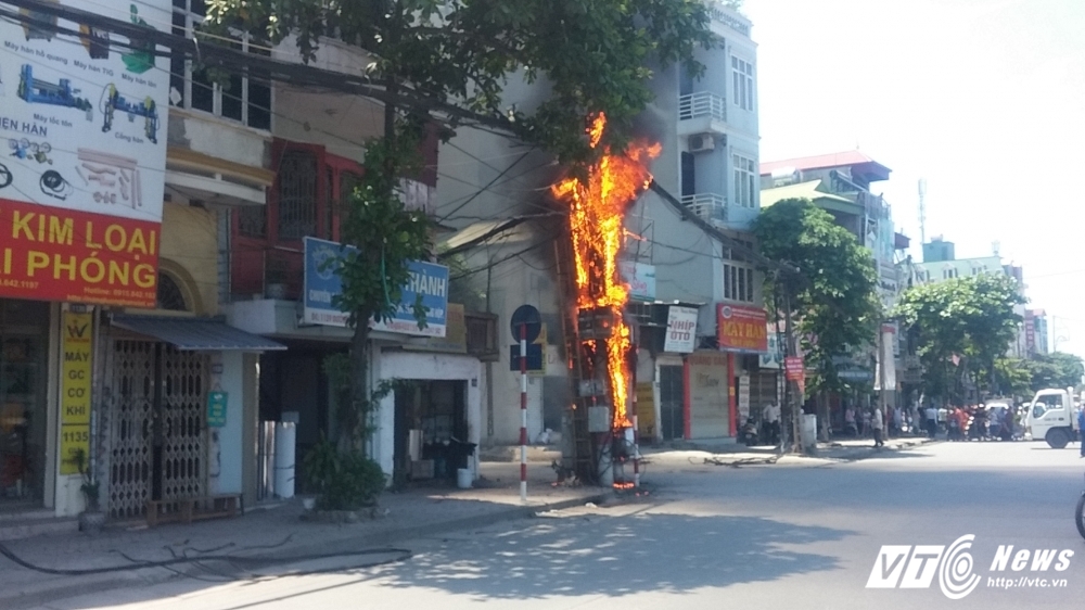 Cột điện bốc cháy ngùn ngụt giữa Thủ đô